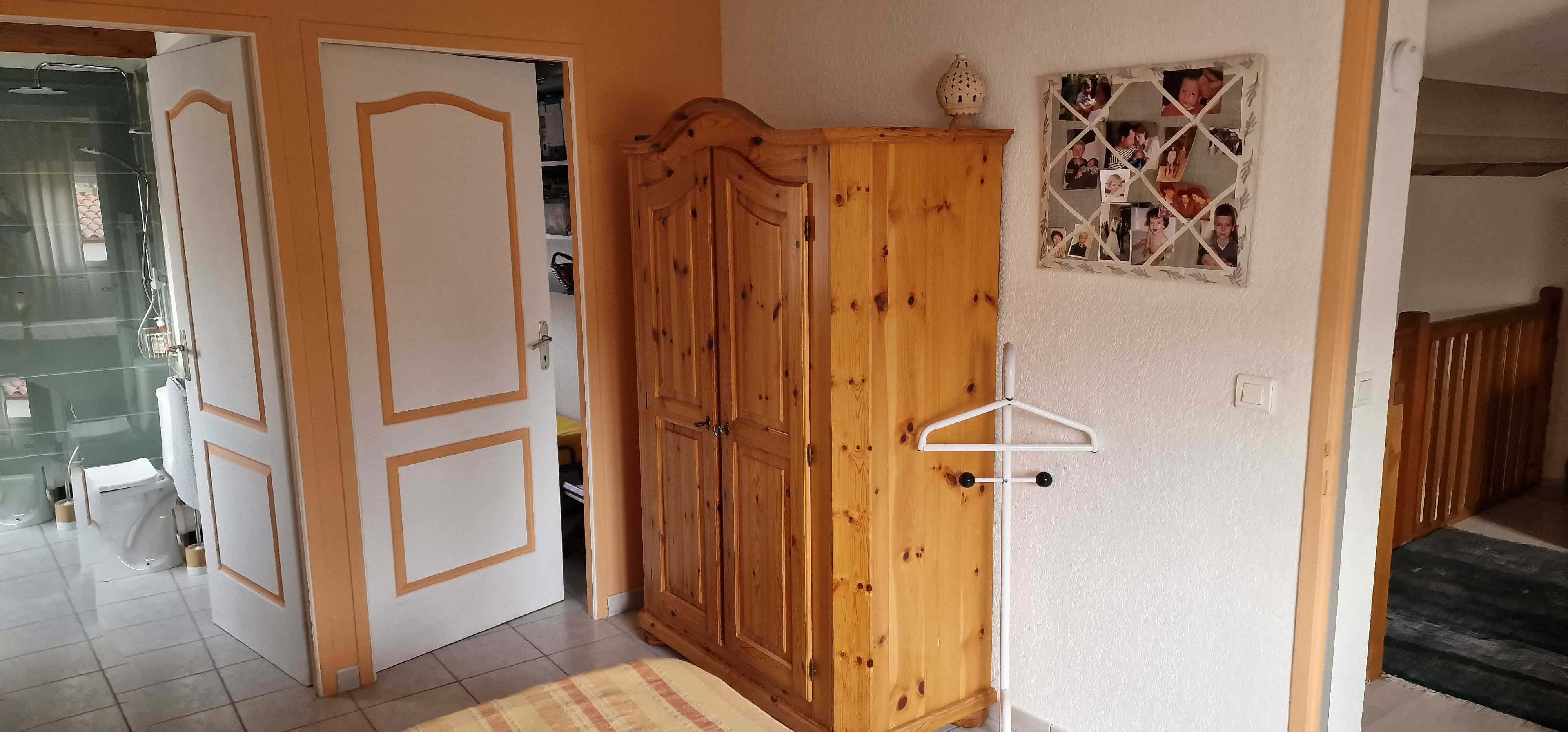 Une chambre métamorphosée entre élégance et fonctionnalité - Image avant 3