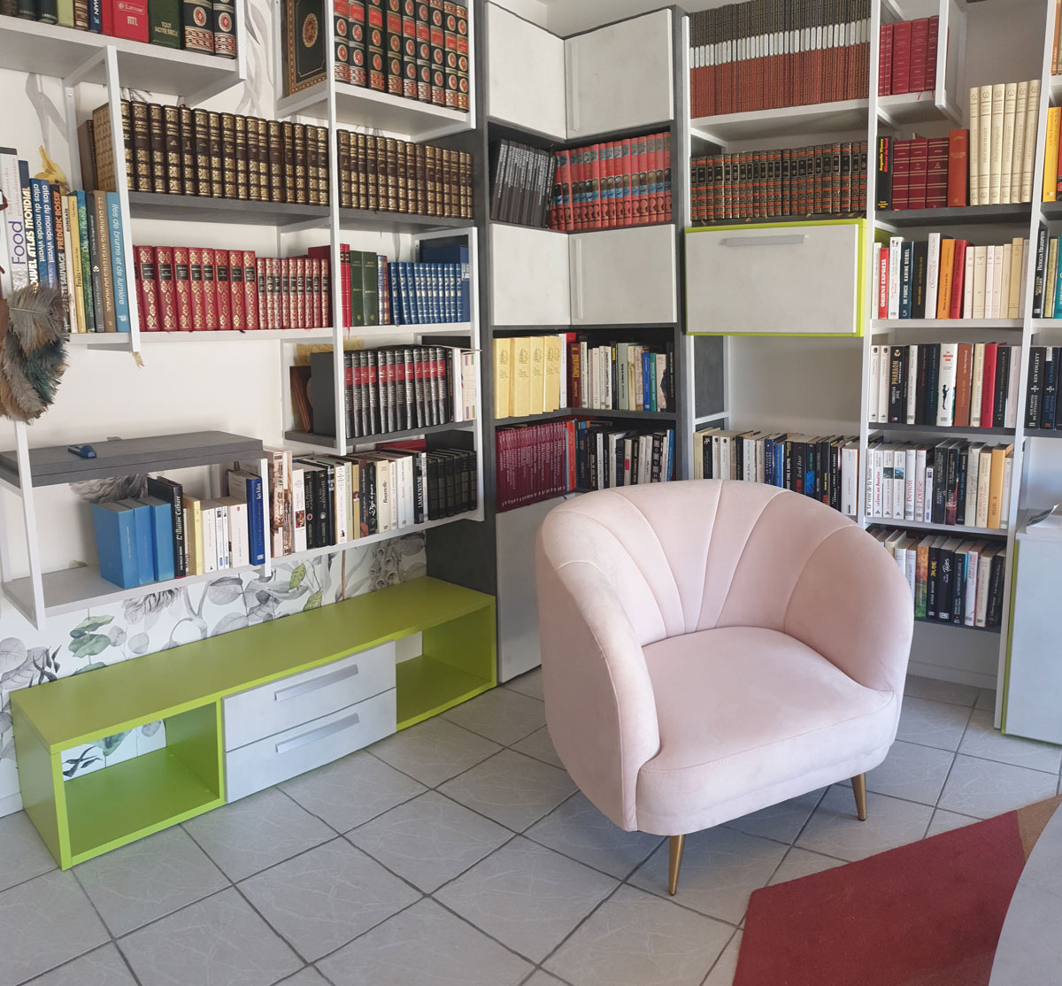 Transformation d’un garage en coin lecture chaleureux et fonctionnel - Image après 2