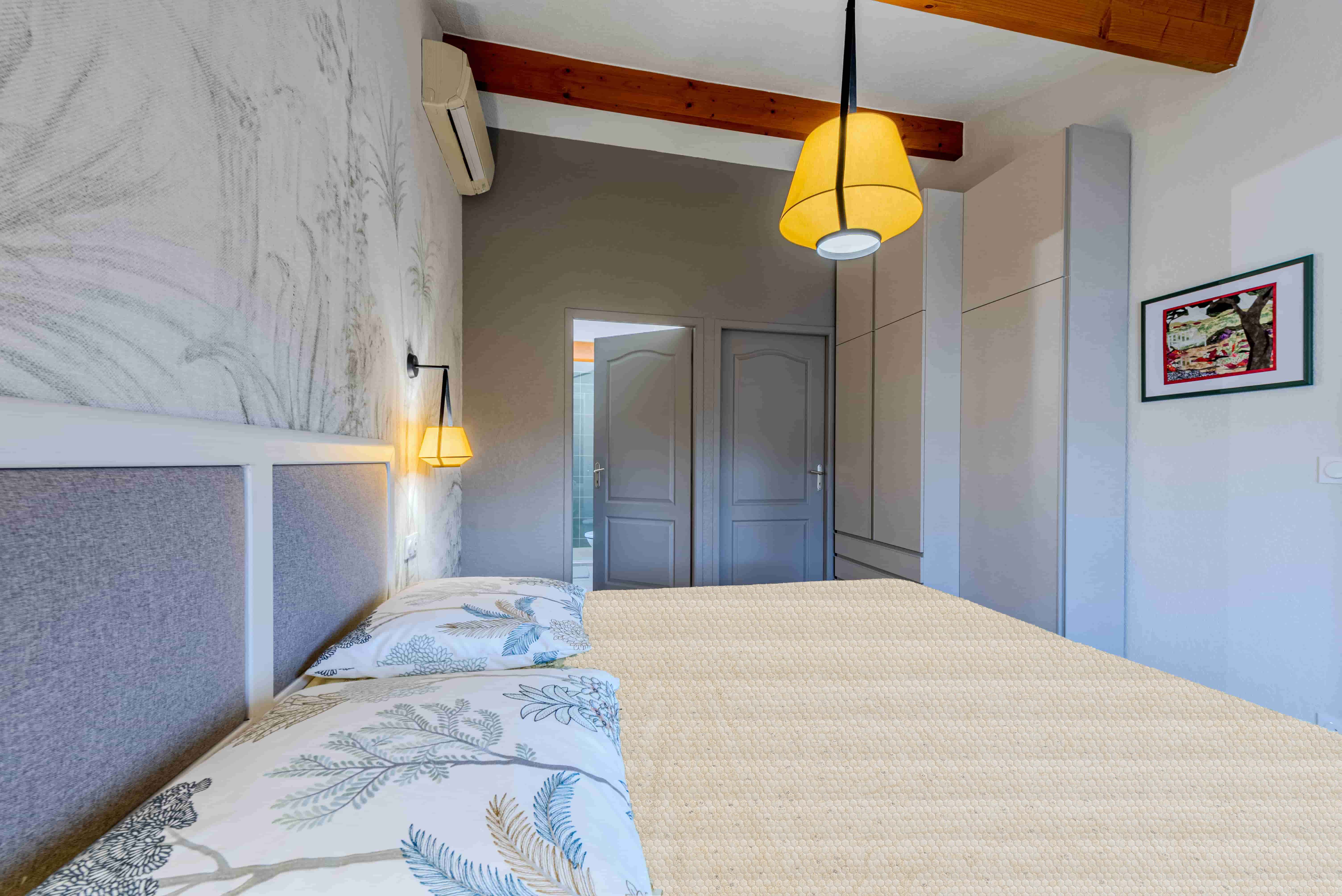 Une chambre métamorphosée entre élégance et fonctionnalité - Image après 8