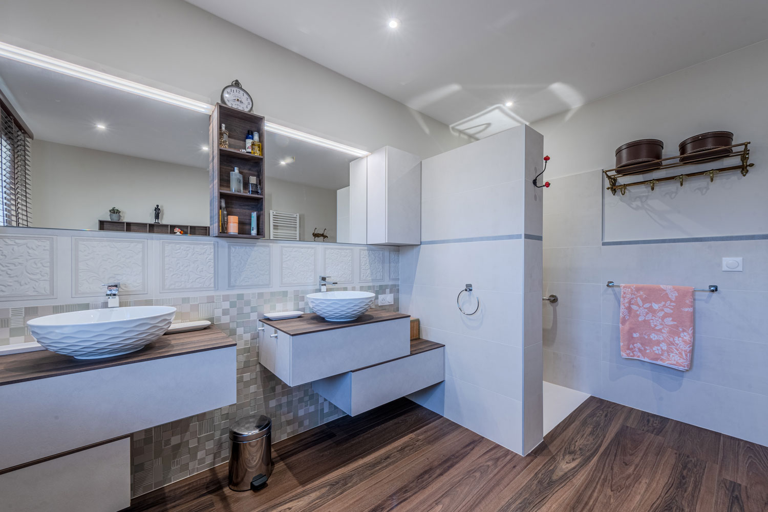 Une salle de bain élégante au style colonial à Saint-Hippolyte