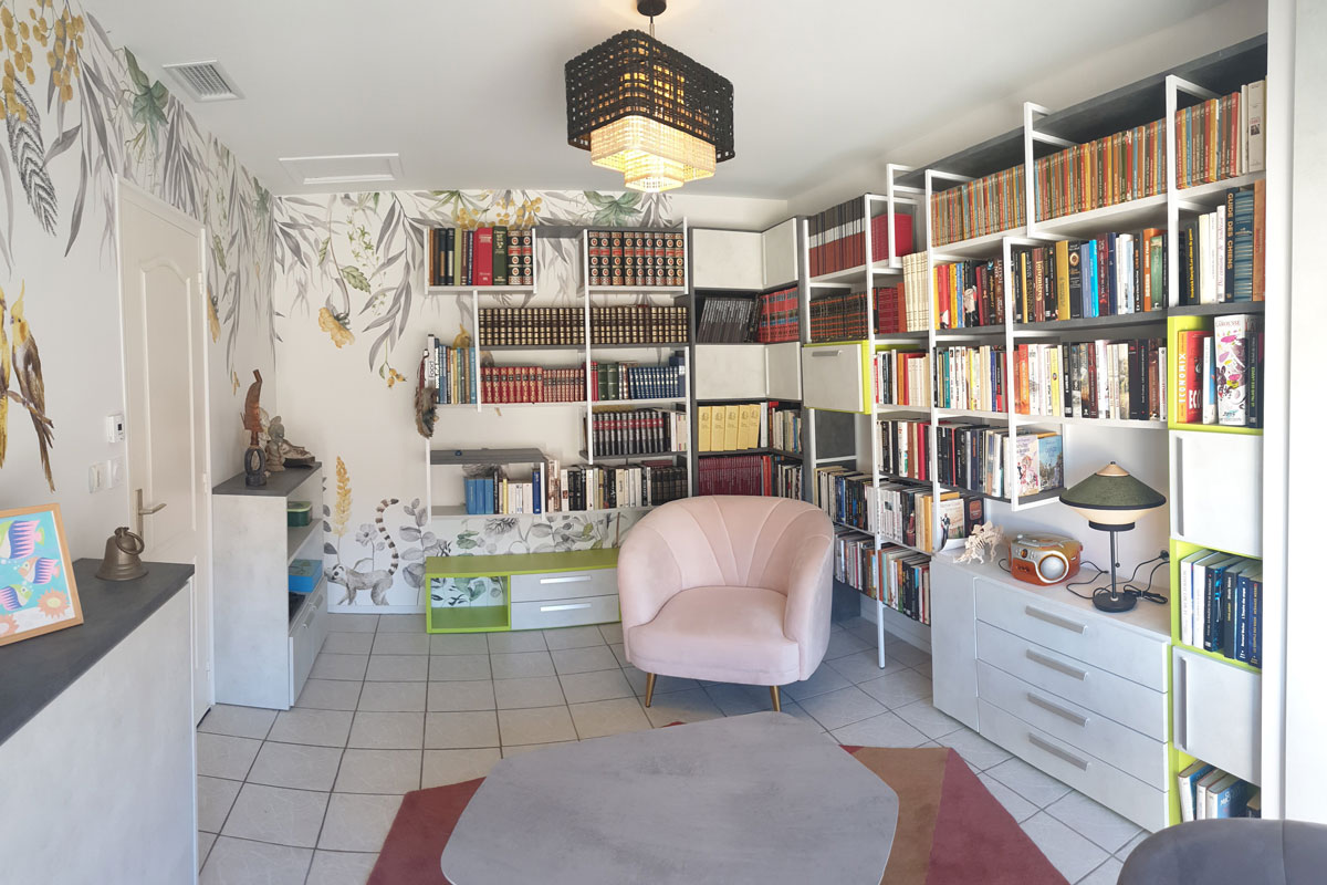 Transformation d’un garage en coin lecture chaleureux et fonctionnel